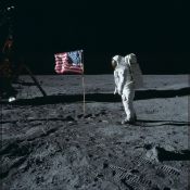 Bandera americana en la luna.