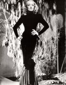 Marlene Dietrich: Retrato de pie