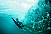 Cuadro de Surf: Chica Surfista bajo la Gran Ola del Mar