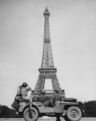 Paris 1945, Soldados Americanos bajo la Torre Eiffel